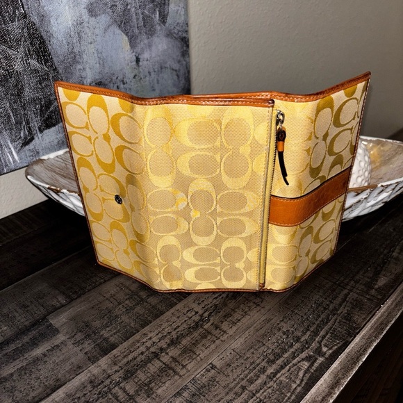 Coach Hamptons Yellow Trifold LG Checkbook Sig C Clutch Purse Bag Wallet RARE​ - Picture 3 of 9